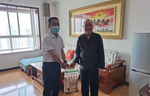 瑞岭物业开展“践行初心 红色使命” 走访慰问党员活动-兰州新区AB娱乐集团门户网站