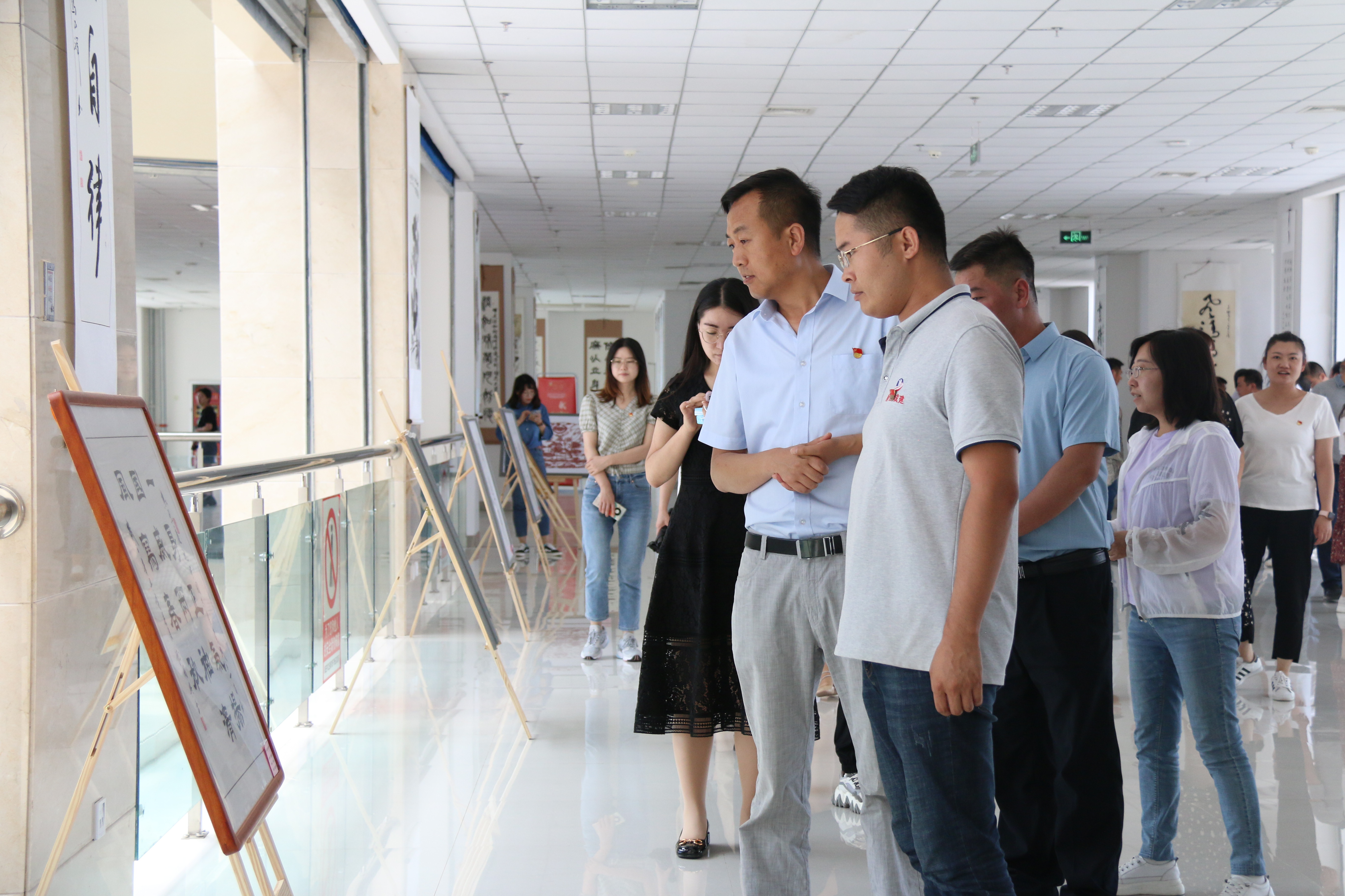 新区AB娱乐集团组织旅行新区廉政字画展-兰州新区AB娱乐集团门户网站