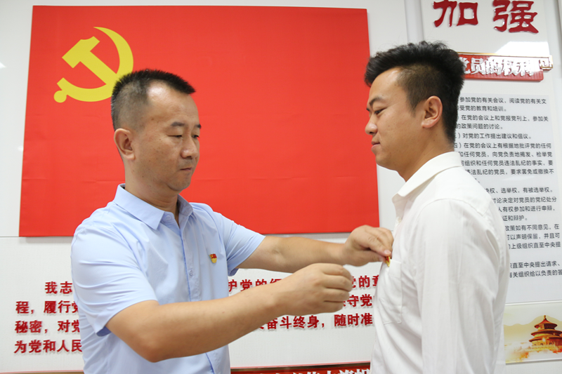 新区AB娱乐集团党委举行新生长党员入党宣誓仪式-兰州新区AB娱乐集团门户网站
