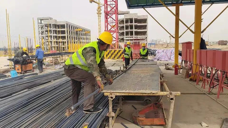 以实干致敬劳动节 新区AB娱乐集团“五一”施工一直歇-兰州新区AB娱乐集团门户网站