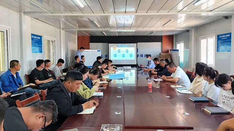 反诈宣传进工地 为工人戴好反诈“清静帽”-兰州新区AB娱乐集团门户网站