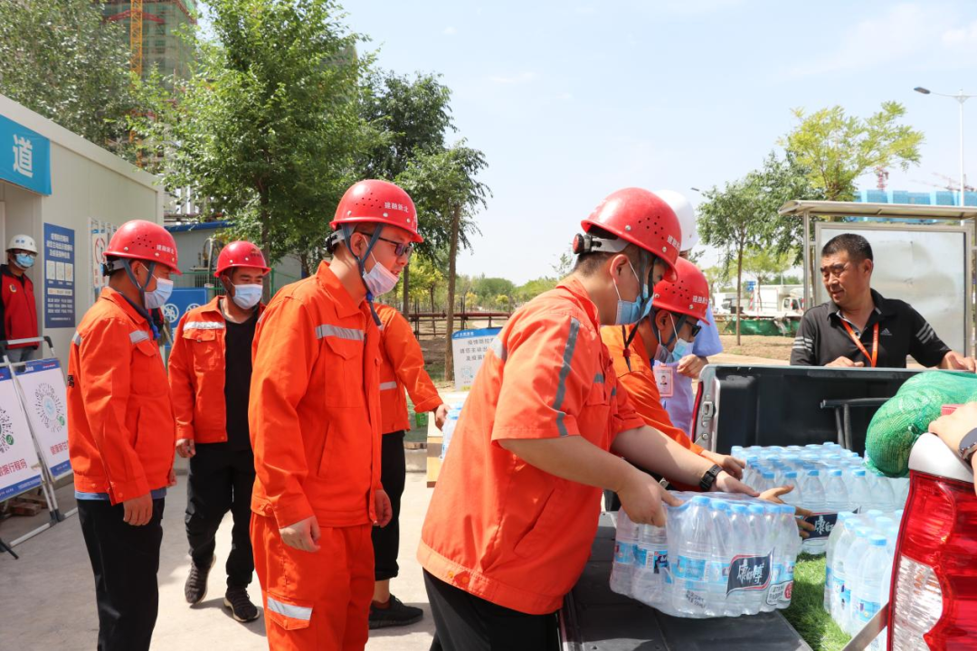 炎炎盛夏送清凉 情系一线鼓劲头-兰州新区AB娱乐集团门户网站