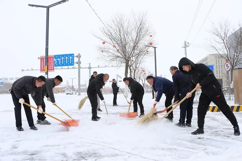 职工协力保流通 扫雪除冰护平安-兰州新区AB娱乐集团门户网站