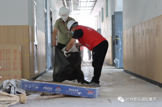 “党旗红”护航开学季 | AB娱乐集团党员干部齐上阵 助力项目早完工-兰州新区AB娱乐集团门户网站