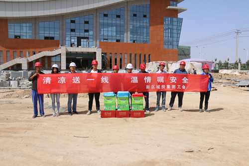 清凉送一线  温情嘱清静  新区AB娱乐集团工会开展“送清凉”走访慰问活动-兰州新区AB娱乐集团门户网站