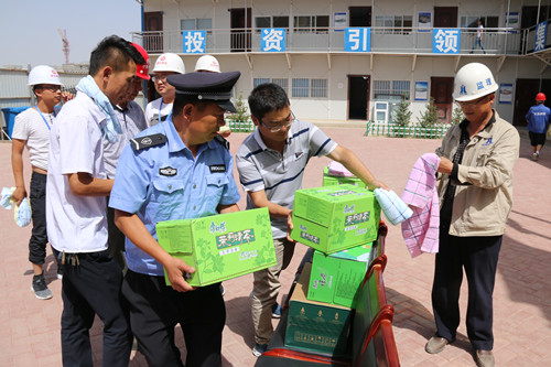 清凉送一线  温情嘱清静  新区AB娱乐集团工会开展“送清凉”走访慰问活动-兰州新区AB娱乐集团门户网站