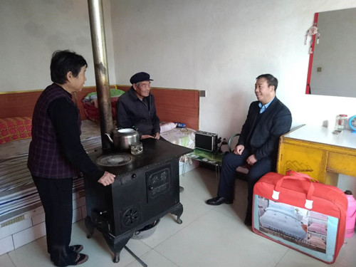 新区AB娱乐集团重阳节慰问帮扶村老人-兰州新区AB娱乐集团门户网站