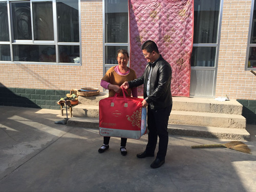 新区AB娱乐集团重阳节慰问帮扶村老人-兰州新区AB娱乐集团门户网站