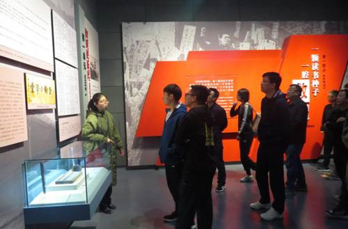 新区AB娱乐集团铁投公司党支部开展“不忘初心 切记使命”主题党日活动-兰州新区AB娱乐集团门户网站