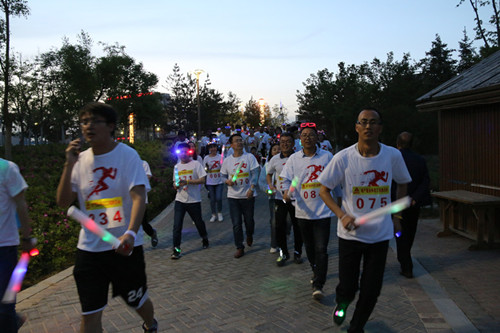 新区AB娱乐地产置业杯员工夜跑活动点亮栖霞湖-兰州新区AB娱乐集团门户网站