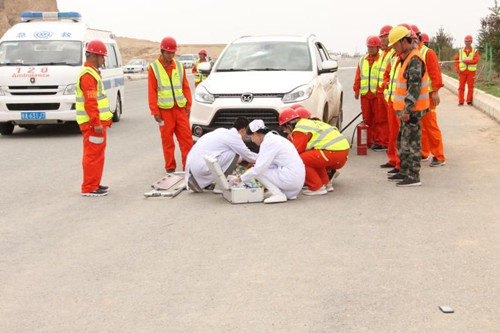 新区纬一起东延伸改建段项目开展蹊径交通应抢救援演练活动-兰州新区AB娱乐集团门户网站
