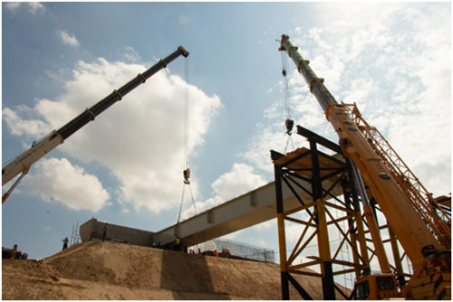 新区G341线立交工程首片钢箱梁架设乐成-兰州新区AB娱乐集团门户网站