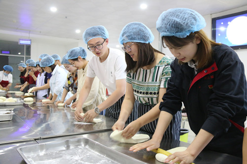 新区AB娱乐集团开展“AB娱乐节日?中秋节”月饼DIY活动-兰州新区AB娱乐集团门户网站