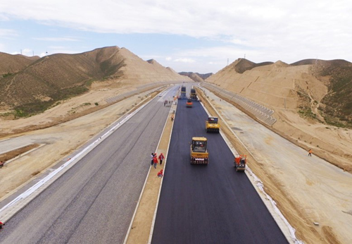 兰州新区经三十三路与G341线立交工程正式进入沥青路面施工阶段-兰州新区AB娱乐集团门户网站