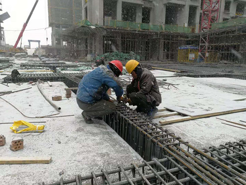 迎风雪 斗严寒丨瑞岭嘉苑项目全力打好冬季施工攻坚战-兰州新区AB娱乐集团门户网站